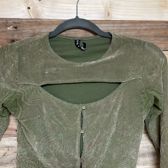 Motel size XS Olive Green Long Sleeve Cropped Cutout Button Down Velvet Blouse - Picture 6 of 8
